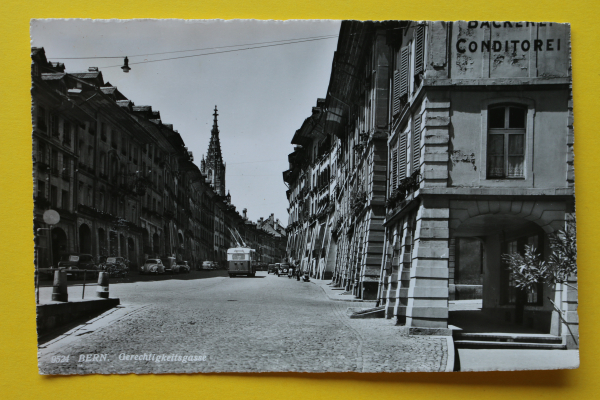 Postcard PC Bern / Gerechtigkeitsgasse / 1957 / Streetview – Stores